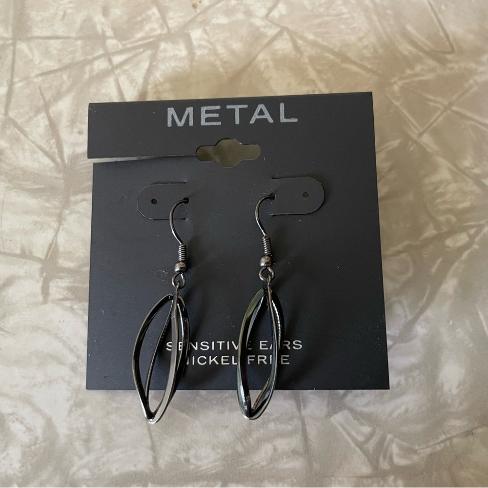 METAL Black Dangling Oval Twist Earrings